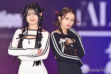元AKB48村山彩希、奇抜ヘア×胸元開きワンピで登場 吉崎綾とペアランウェイ【ガルアワ2025AW】 画像
