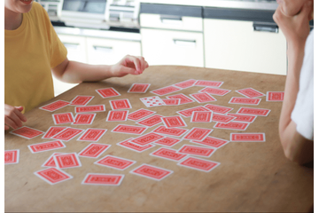 神経衰弱で遊ぶ祖父と孫　「負けても泣くなよ」といった矢先⇒祖父が”本気モード”に「思わず笑った」 画像