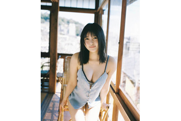 頓知気さきな、美谷間＆太ももが眩しいキャミソールSHOT披露！ナチュラルな表情で魅せる 画像