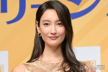 菜々緒、ロサンゼルスで圧巻美脚際立つショーパンコーデ「ほぼ脚」「異次元スタイル」と反響 画像