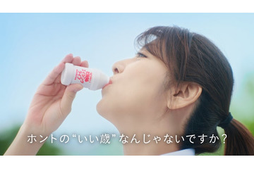 飯島直子、“数十年ぶり”制服姿で新CM「いくつになっても挑戦できる」軽快な縄跳びにスタッフ驚き 画像