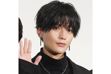 八木勇征、ロイヤルブルーの衣装が映えるオフSHOTにファンうっとり「王子様すぎる」「可愛くてカッコイイ」 画像