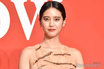 山崎紘菜、美脚際立つ膝上ミニ姿「理想のスタイル」「眼福」と反響 画像