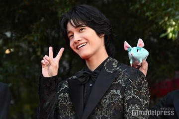 Aぇ! group佐野晶哉、レッドカーペットで次々ファンサ 個性派スーツ着こなす【第38回東京国際映画祭】 画像