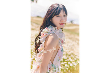 日向坂46河田陽菜、花畑でシフォンドレス纏う 2nd写真集特典ポストカード第1弾公開【テイクオフ】 画像