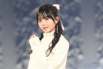 ≒JOY市原愛弓、美脚際立つ純白冬コーデ 萌え袖の