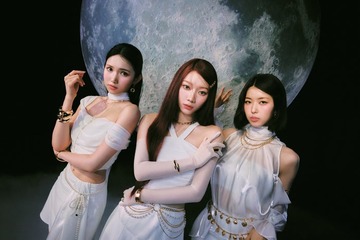 IS:SUE、最新ビジュアル公開 闇の中で光放つ存在表現【PHASE】 画像