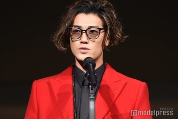赤西仁「呪術廻戦」五条悟コスプレに反響相次ぐ「破壊力ヤバい」「似合いすぎてる」 画像