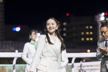 ももクロ百田夏菜子、美しい純白のドレス姿を披露！「JBC クラシック」表彰式で騎手らに花束を贈呈 画像