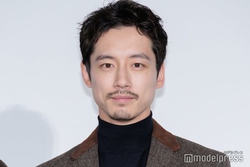 坂口健太郎、共演者に“身長の伸ばし方”伝授 舞台挨拶開始前の会話明かす【盤上の向日葵】 画像