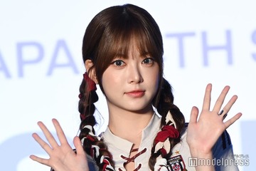 LE SSERAFIMウンチェ、美脚際立つミニスカ×網タイツ姿公開「完璧スタイル」「ビジュ最強」の声 画像