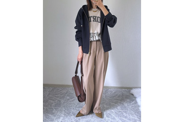 大人のパーカースタイル。上品見えのコツは、ハリ感のあるダンボール素材【40代の毎日コーデ】 画像