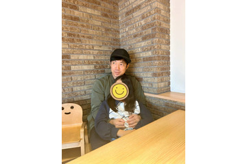 東貴博、10歳長女と“同じ場所・ポーズ”で思い出を再現！エモSHOTに反響「いいですね」「幸せなひととき」 画像