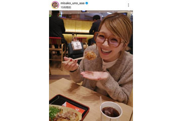 宇野実彩子、たこ焼きを堪能する笑顔SHOTに反響「可愛すぎる」「ママに見えないくらい綺麗」 画像