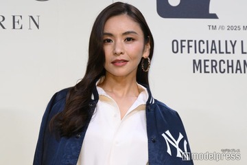 滝沢眞規子、自宅の豪華クリスマスツリー披露「想像以上の大きさ」「飾りもこだわり感じる」と反響 画像