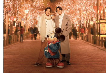 King ＆ Prince×ミッキー、イルミネーション背景に笑顔 ホリデーシーズンアートビジュアル解禁 画像