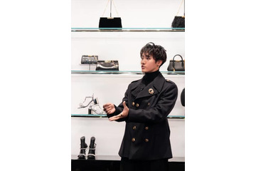 Snow Man岩本照、オールブラックのクールな装いを披露！メンバーに贈りたいプレゼントも明かす 画像