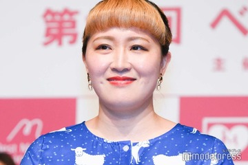 丸山桂里奈「シールを顔面に貼られました」2歳長女との2ショット公開「いたずらっ子で可愛い」「微笑ましい」と反響 画像