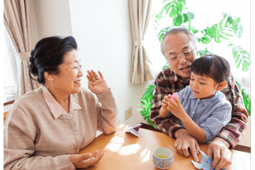 祖父母が大好きな5歳の孫　祖母がよろけて祖父が支えると…→孫の”発した一言”に全員が笑顔！？ 画像