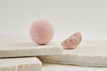 me john masters organics、ピンクの泡はじけて甘やかに香るバスボム登場 画像