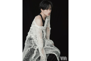 中島健人、透け感強めな大胆衣装着こなし「ViVi」で“オトナ・ビューティー”な姿披露 画像