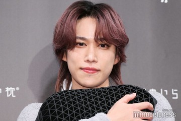 キスマイ千賀健永、私服パジャマで会見登場し照れ笑い 枕を贈りたいメンバー明かす「クリエイティブな活動をされているので」 画像