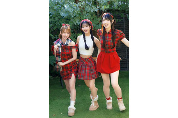 AKB48平田侑希&八木愛月&大賀彩姫、おなじみ“赤チェック”衣装でにっこり！グループ20周年のメモリアルSHOT 画像