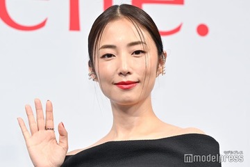 MEGUMI、パリで美脚際立つブラックコーデ披露「色っぽい」「スタイル抜群」と反響 画像