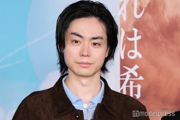 菅田将暉、“恋人役”スリ・リンにギターレッスン 火星旅行への意欲は「ノリで行けるなら」【火星の女王】 画像