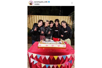 M!LK結成11周年！佐野勇斗、メンバーとの笑顔SHOTに「エモエモの写真」「これからも仲良しな5人でいてね」 画像