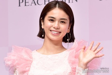 佐藤晴美、黒ワンピ×網タイツで美脚際立つ「大人の色気」「憧れの女性」と反響 画像