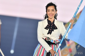 早見優、豪華クリスマスツリー公開「天井とほぼ同じ高さ」「素敵なお部屋」と反響 画像