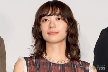 「あんぱん」鳴海唯、肩出しリブドレス姿に熱視線「ラインが綺麗すぎる」「絵になる」 画像