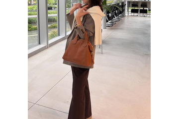 【ユニクロ】カシミヤタッチニットで魅せる！旬のブラウンを効かせた洗練肩掛けテク【40代の毎日コーデ】 画像