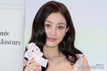TWICEジヒョ、脚線美際立つ肌見せブラックコーデが話題「大人っぽくて見惚れる」「目が離せない」 画像