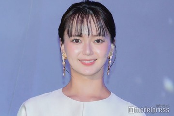 多部未華子、純白ワンピース姿で「青の洞窟」点灯式出席 1年に1度の楽しみ明かす 画像