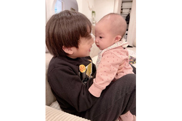 辻希美、“癒しの2人”三男＆次女のふれあいSHOTにメロメロ「可愛すぎて胸痛いぃ～」 画像