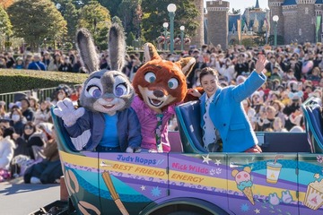 上戸彩、ディズニーランドにサプライズ登場 SPグリーティングに歓声 画像