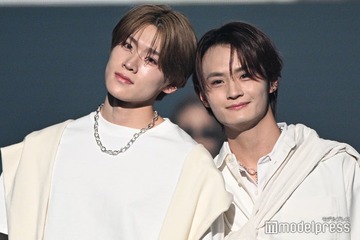 「両片想い」がバズリ中・DXTEEN大久保波留＆寺尾香信、頭コツンが可愛い オールホワイトコーデでスタイル際立つ【TGC広島2025】 画像