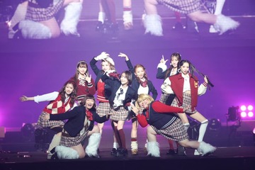 謎の美女グループ「CHANCE GALs」川村エミコ＆やしろ優とパフォーマンス クリスマス風制服姿で統一感【TGC広島2025】 画像