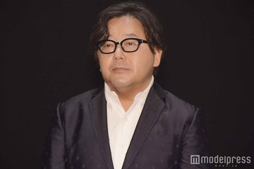秋元康氏の近影が話題「髪型変わって一瞬誰かと」「いつまでも若々しい」AKB48 OG集結ショットに驚きの声 画像