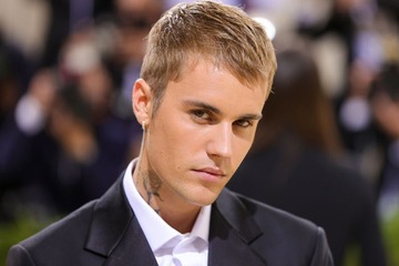 ジャスティン・ビーバー、妻・ヘイリーとの熱烈キス＆ハグ公開 来日中の投稿に反響続々 画像