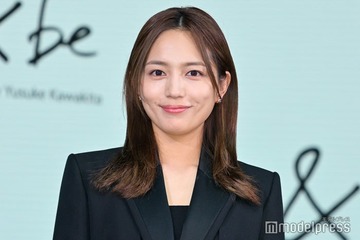 川口春奈、真紅ドレスから美肩ラインのぞく「大人な雰囲気」「真っ赤が似合うのすごい」と絶賛の声 画像