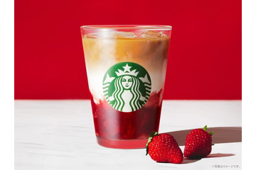 スタバ新作「ジョイフルメドレー 苺 ミルク ティー」ごろっと苺とホリデーらしい色味際立つ一杯 画像
