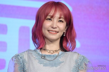 LiSA“超ミニ丈”×破れた網ソックスで美脚披露「カッコ良すぎ」「圧倒的存在感」の声 画像