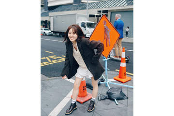 櫻坂46松田里奈、お気に入りの1着まとい街歩き 1st写真集新カット解禁【まつりの時間】 画像