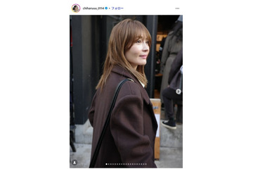 新山千春、書道ショットに絶賛の声「字綺麗」「姿勢良くて素敵」 画像