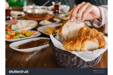 お育ちに差が出る「パンの食べ方」。年末年始の食事会で、覚えておきたいテーブルマナー 画像