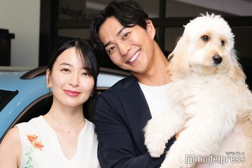 「バチェラー」岩間恵、夫・友永真也とのクリスマスコスプレ＆自宅のツリー公開で反響続々「家広すぎ」「美男美女」 画像