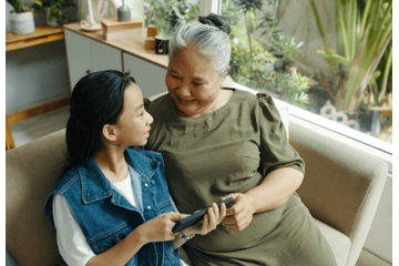 90歳のばぁばと遊ぶ孫娘　おままごとが終わると手を差し伸べ⇒まさかの行動に「これが本当の幸せ」 画像